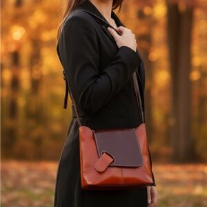 L'Artigiano Italian leather two-tone brown crossbody bag.